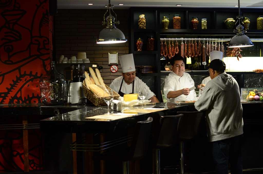 Hotel Cumbres Lastarria Santiago Étterem fotó The open kitchen at the restaurant