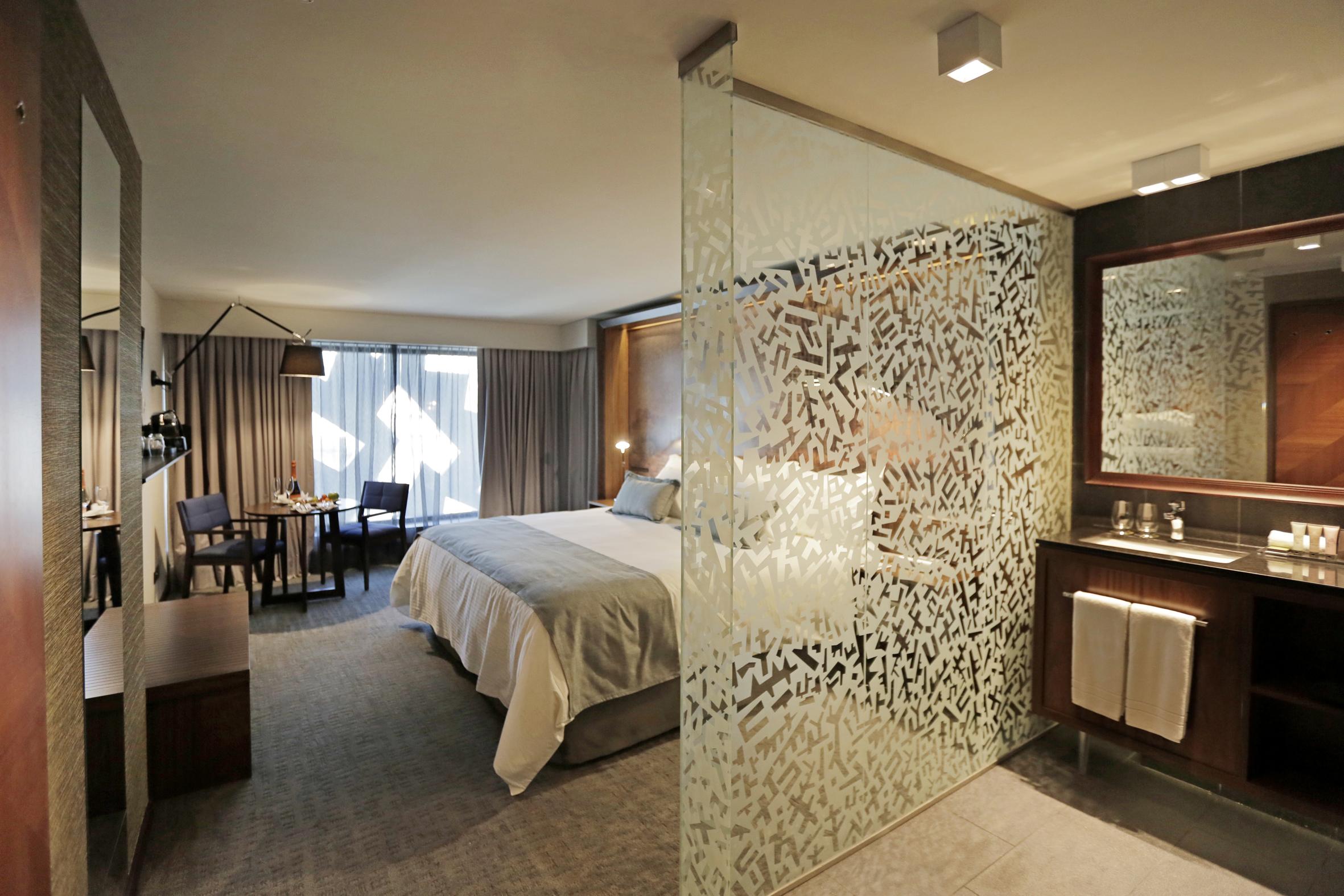 Hotel Cumbres Lastarria Santiago Kültér fotó A room at the hotel