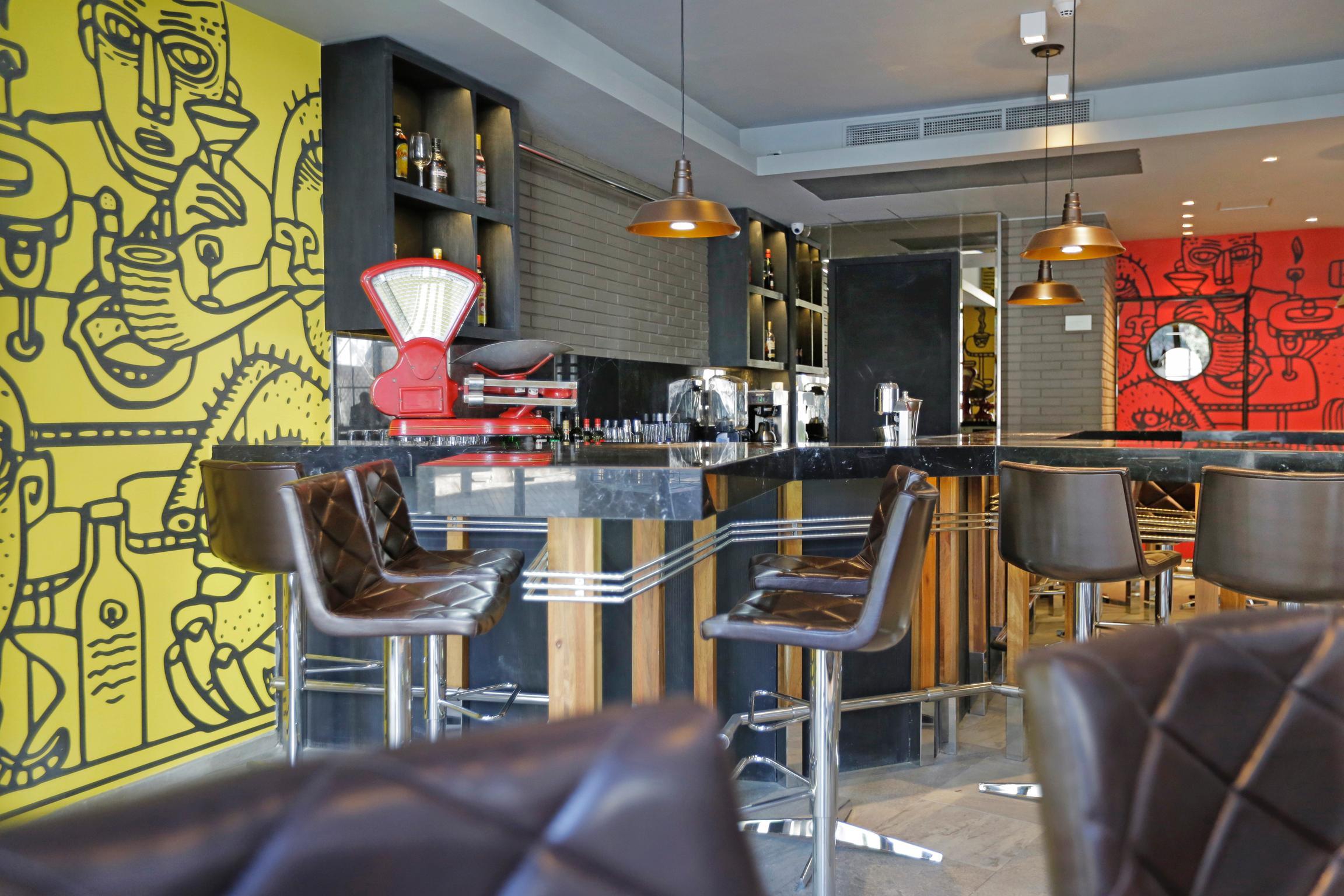 Hotel Cumbres Lastarria Santiago Kültér fotó Interior of a typical Costa Coffee shop