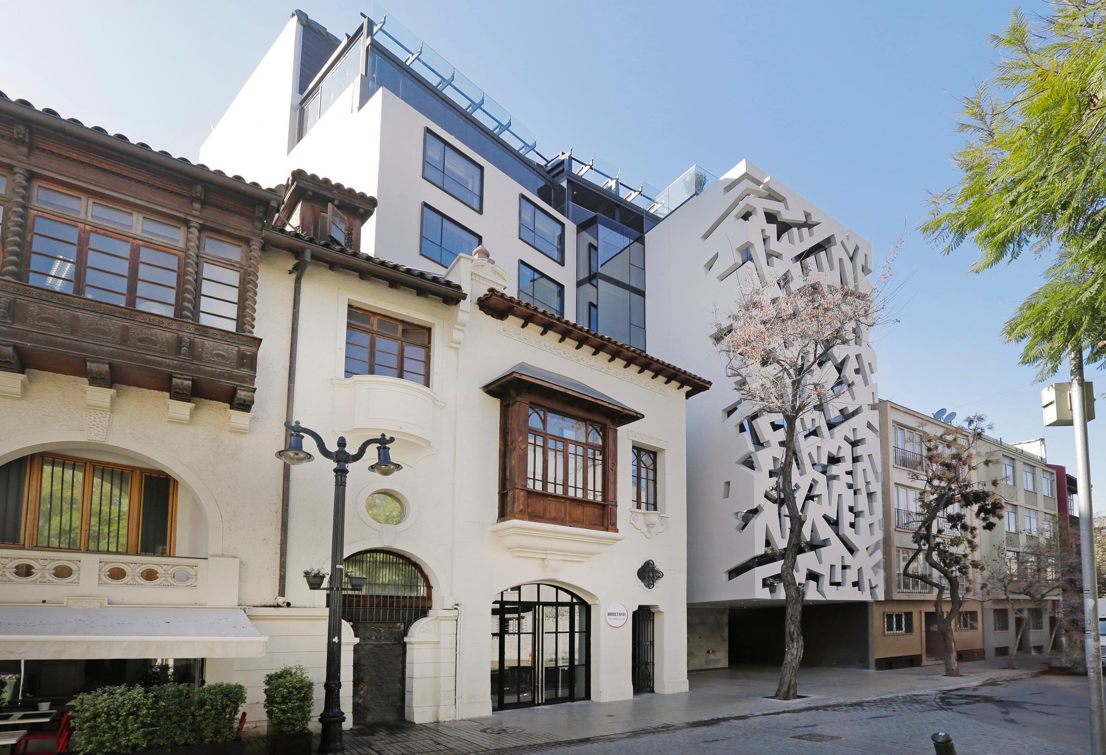 Hotel Cumbres Lastarria Santiago Kültér fotó The building of the museum