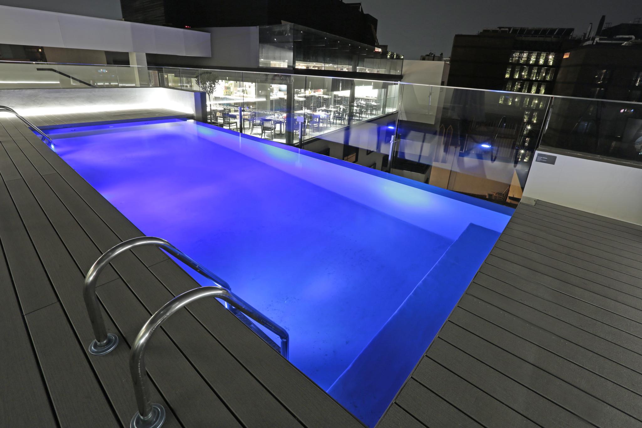 Hotel Cumbres Lastarria Santiago Kültér fotó The rooftop pool at the Mandarin Oriental, Barcelona