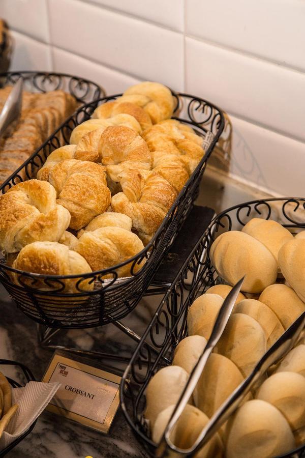 Hotel Cumbres Lastarria Santiago Kültér fotó Buns at a bakery