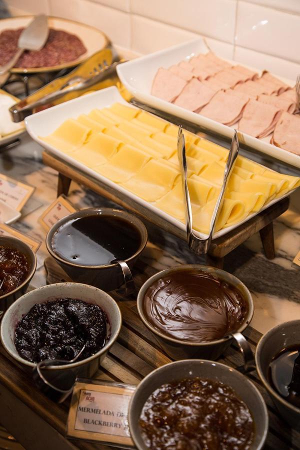 Hotel Cumbres Lastarria Santiago Kültér fotó A selection of chocolate sauces