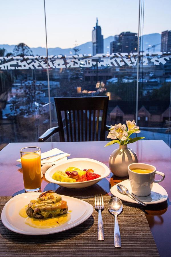 Hotel Cumbres Lastarria Santiago Kültér fotó Breakfast at the hotel