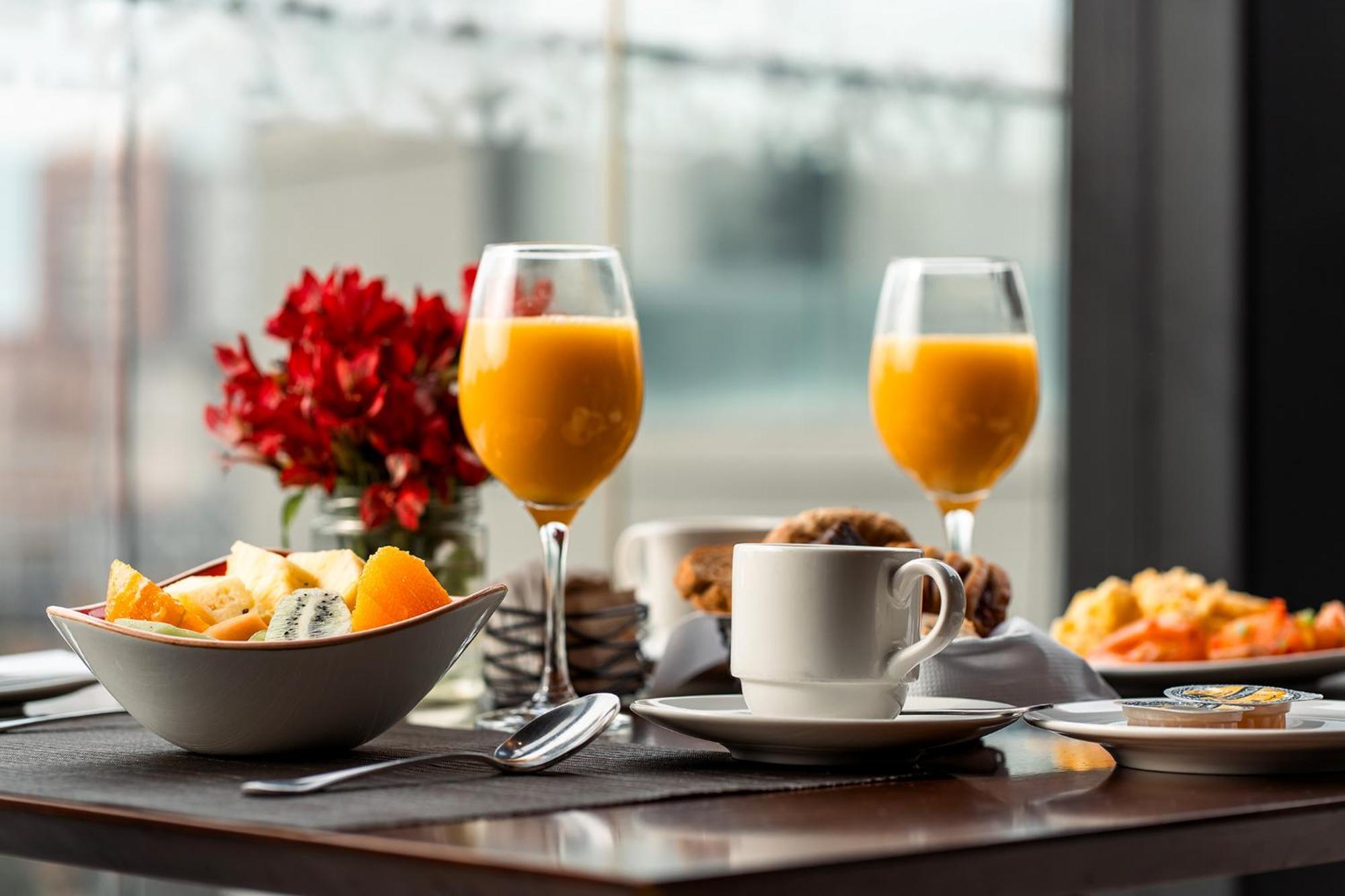 Hotel Cumbres Lastarria Santiago Kültér fotó A breakfast with fruit, orange juice, and coffee