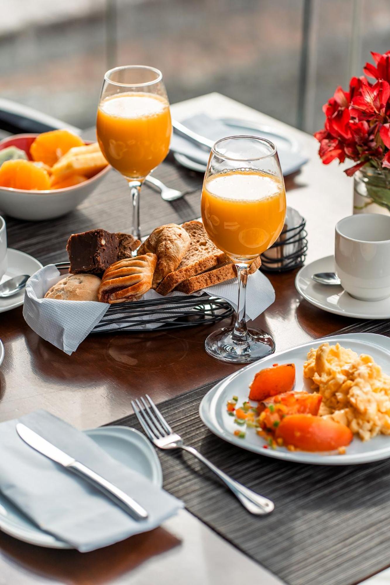 Hotel Cumbres Lastarria Santiago Kültér fotó A breakfast at the hotel