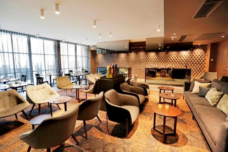 Hotel Cumbres Lastarria Santiago Kültér fotó The lounge at Changi Airport