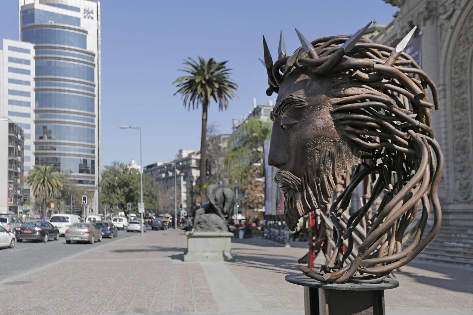 Hotel Cumbres Lastarria Santiago Kültér fotó The Paseo Ahumada, the main avenue of the historic center of Santiago.
