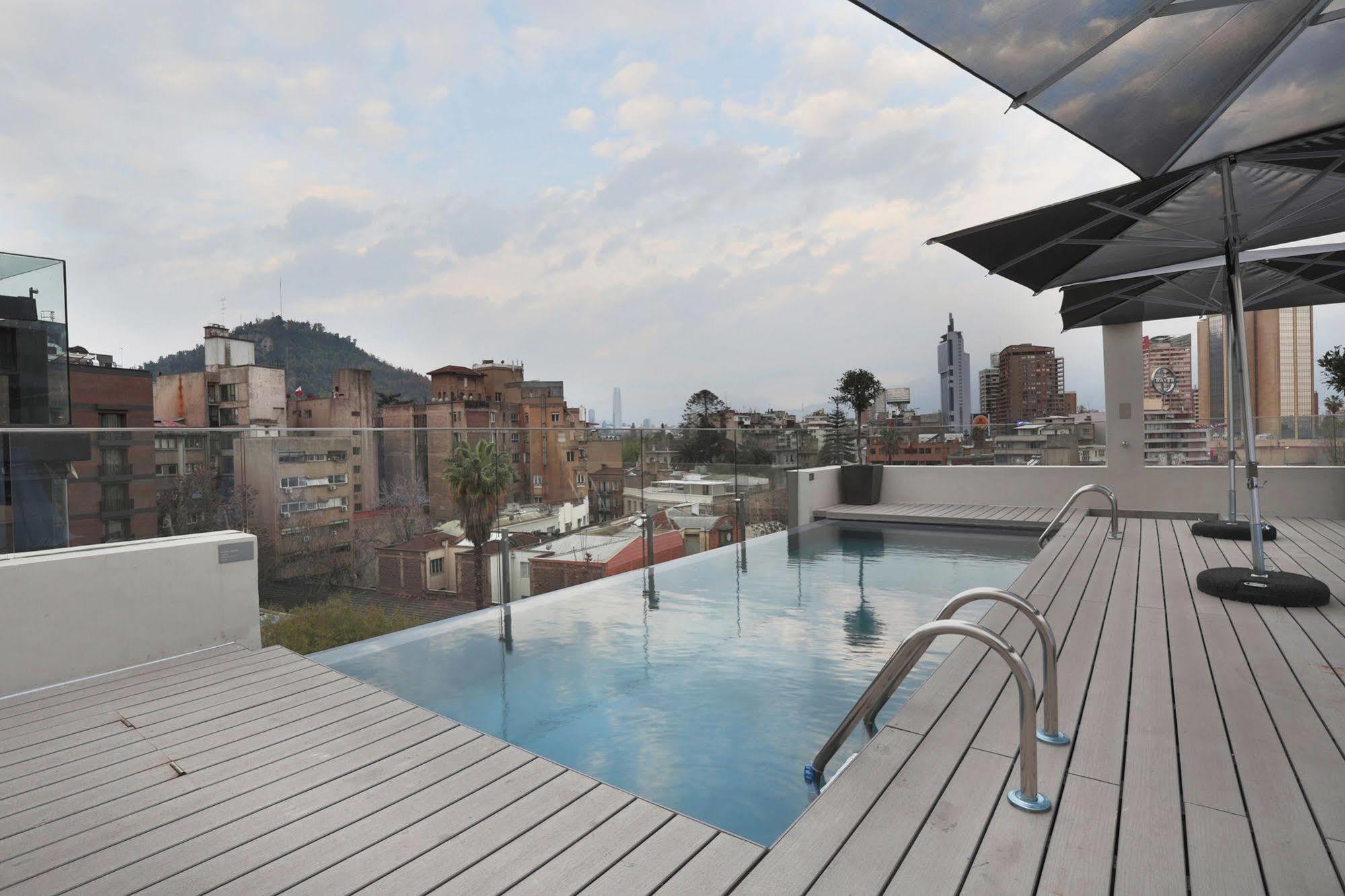 Hotel Cumbres Lastarria Santiago Kültér fotó Rooftop pool at Hotel Porta Fira