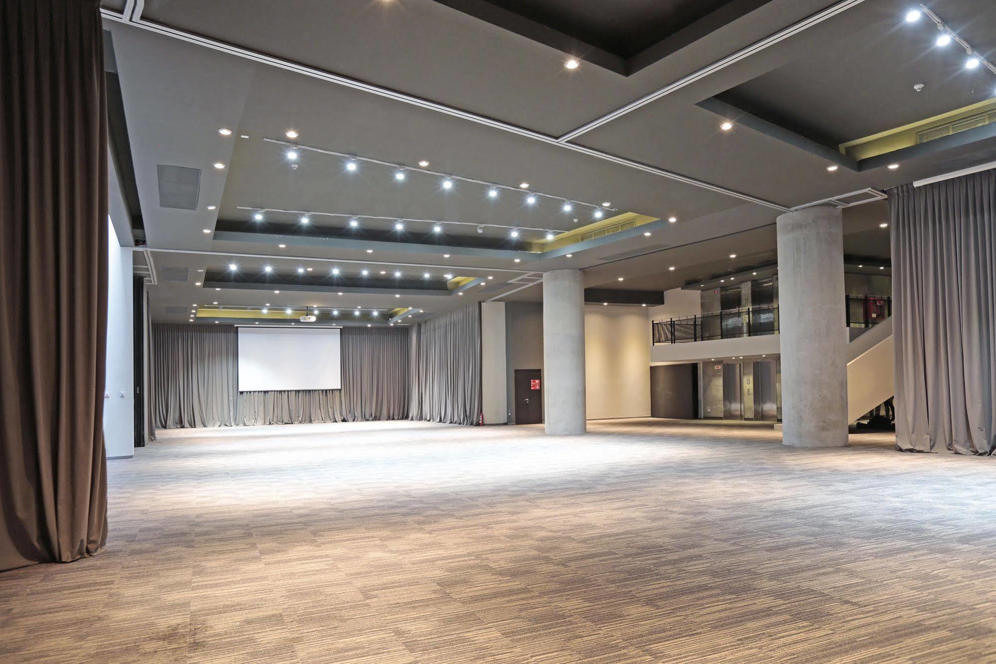 Hotel Cumbres Lastarria Santiago Kültér fotó The interior of the main hall