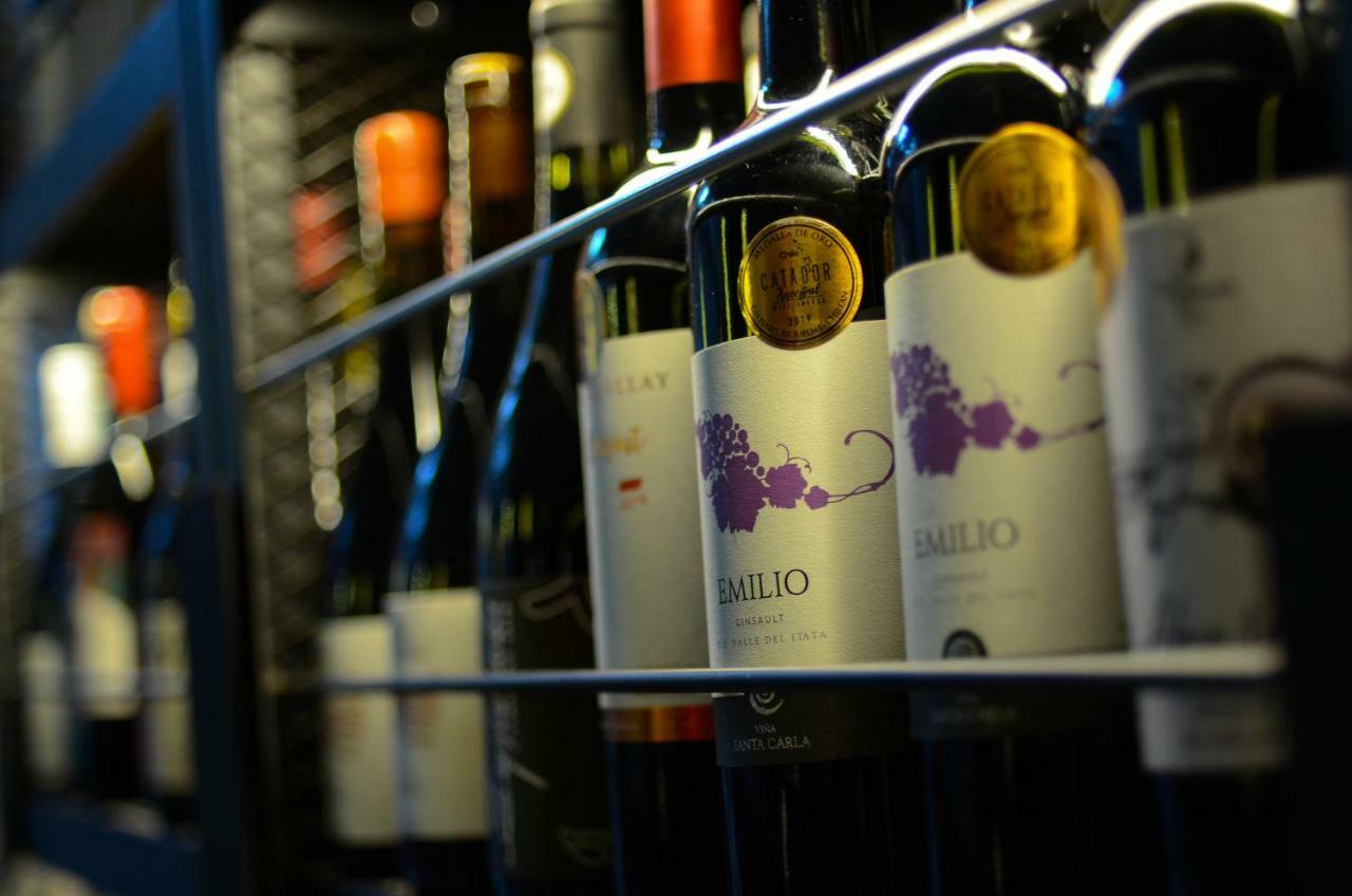 Hotel Cumbres Lastarria Santiago Kültér fotó A wine rack